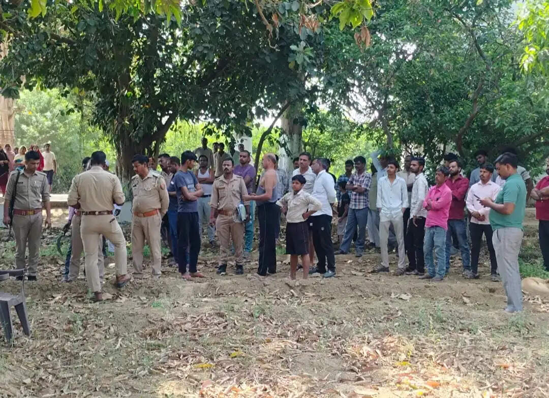 पेड़ से फंदे के सहारे लटका मिला राजमिस्त्री का शव