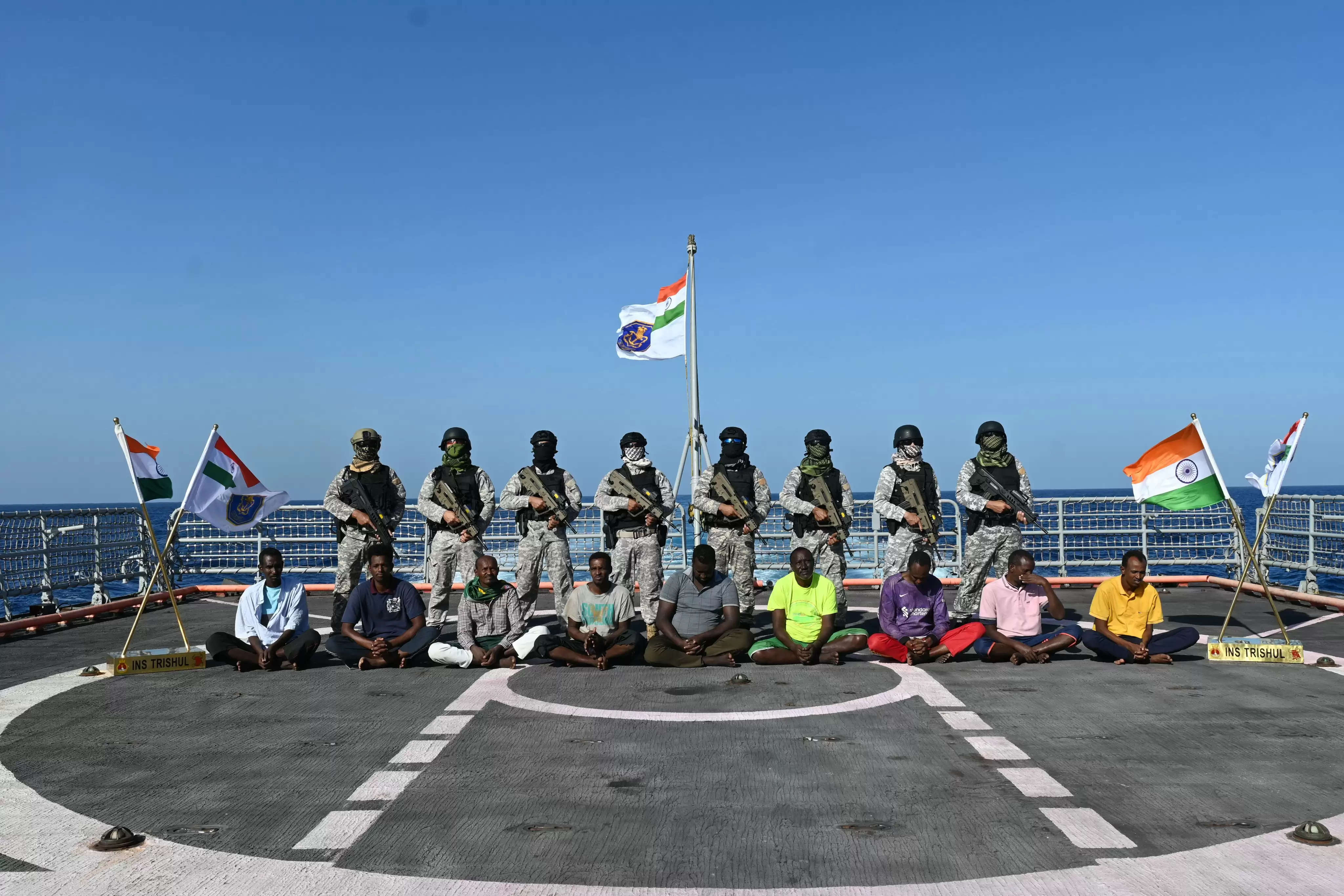 नौसेना ने मुंबई पुलिस को सौंपे समर्पण करने वाले नौ सोमालियाई समुद्री डाकू