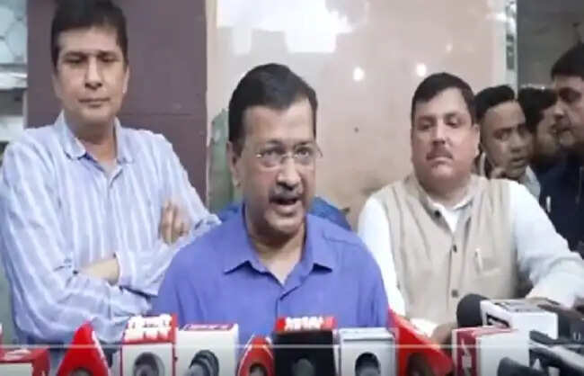 केजरीवाल पहुंचे आरएमएल अस्पताल, घायल छात्रों और पुलिसकर्मियों से की मुलाकात