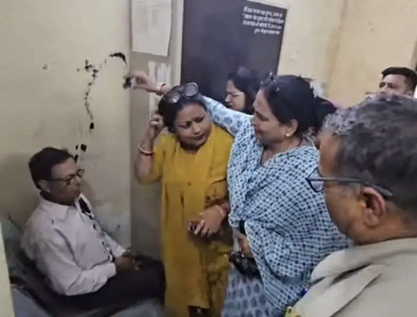 दिल्ली की मुख्यमंत्री के खिलाफ अभद्र पोस्ट मामले में थाना प्रभारी सहित तीन पुलिसकर्मी लाइन हाजिर