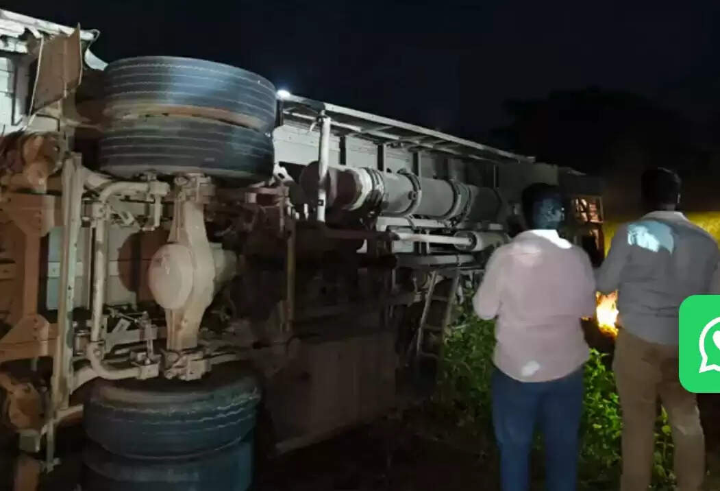 आंध्रप्रदेश में ट्रैवल्स बस पलटी.. दो की मौत.. कई घायल