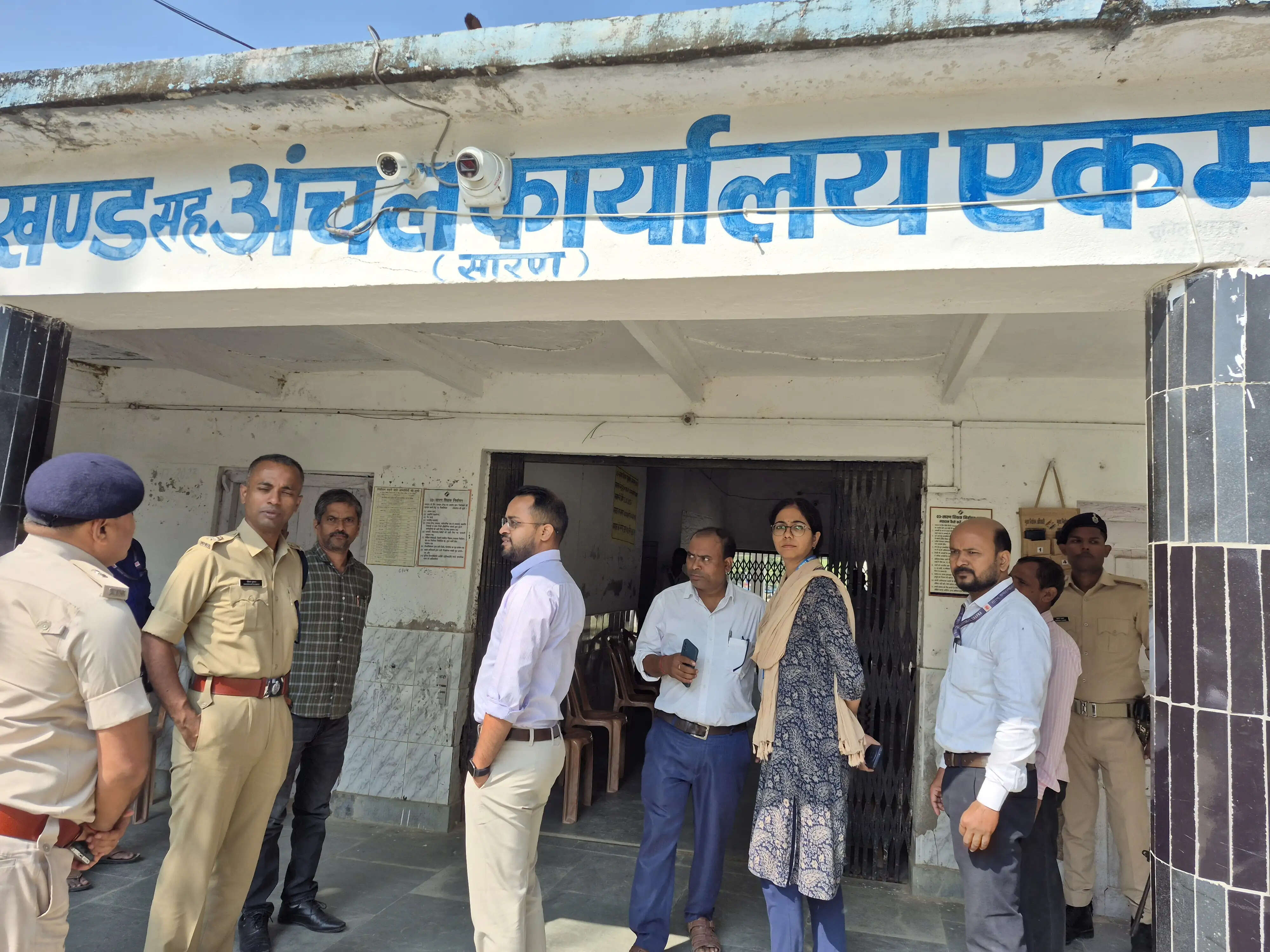 सारण शिक्षक निर्वाचन क्षेत्र चुनावः मतदान केंद्रों का जिलाधिकारी और एसएसपी ने किया निरीक्षण
