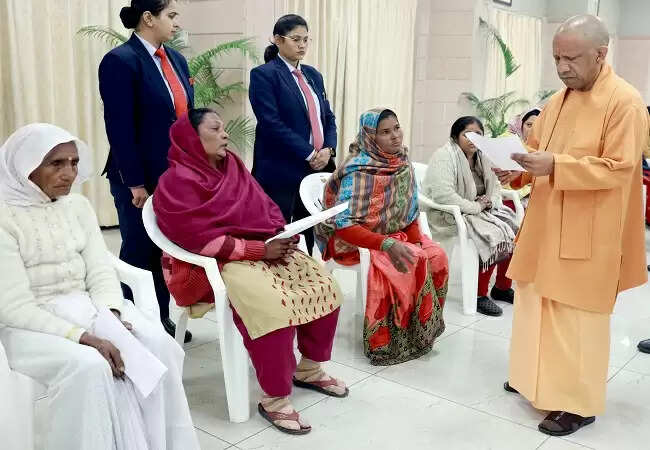 हर जरूरतमंद की सेवा ही सरकार का लक्ष्य : मुख्यमंत्री योगी