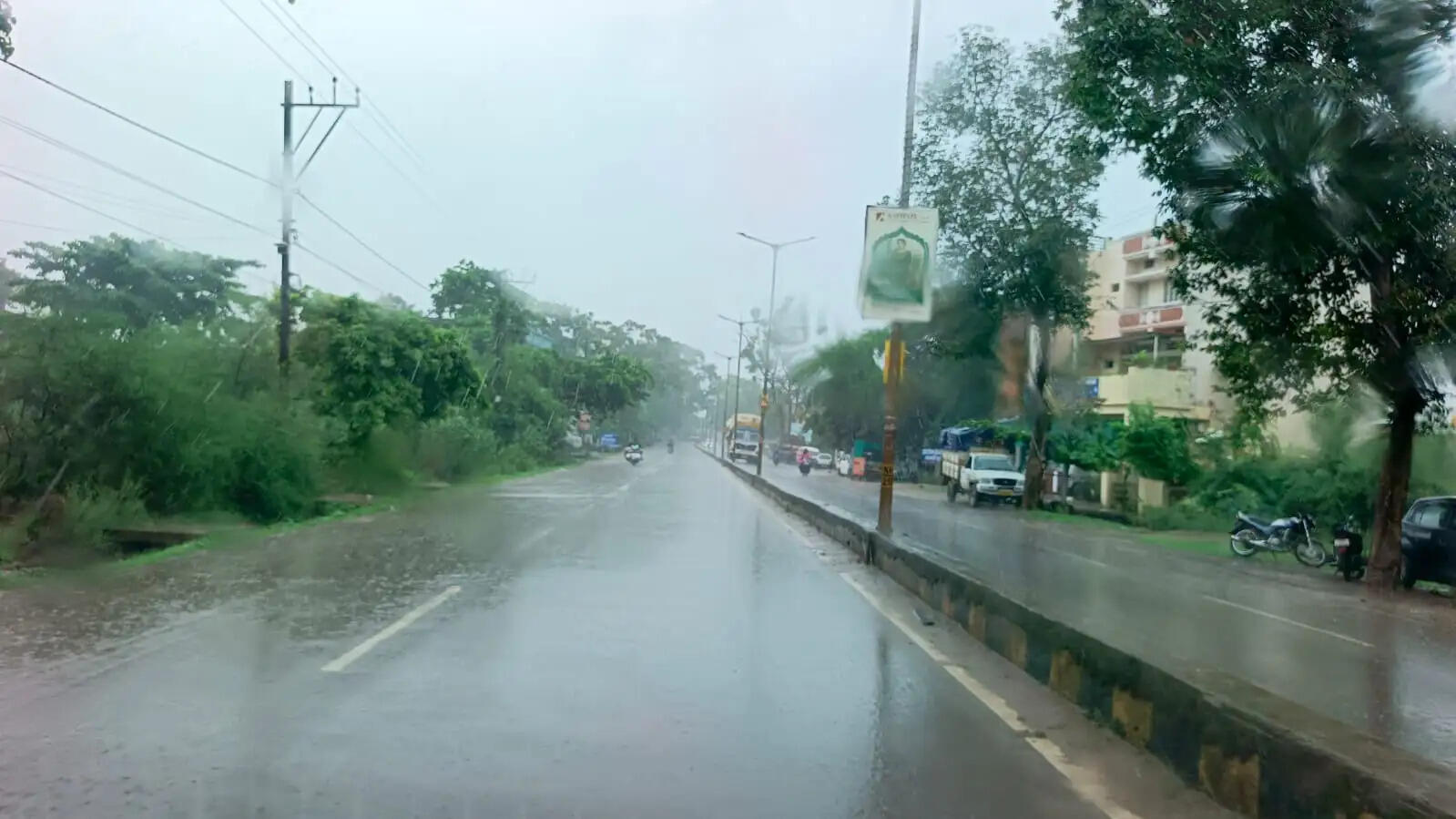लगातार बारिश से जनजीवन बेहाल, नदियां उफान पर
