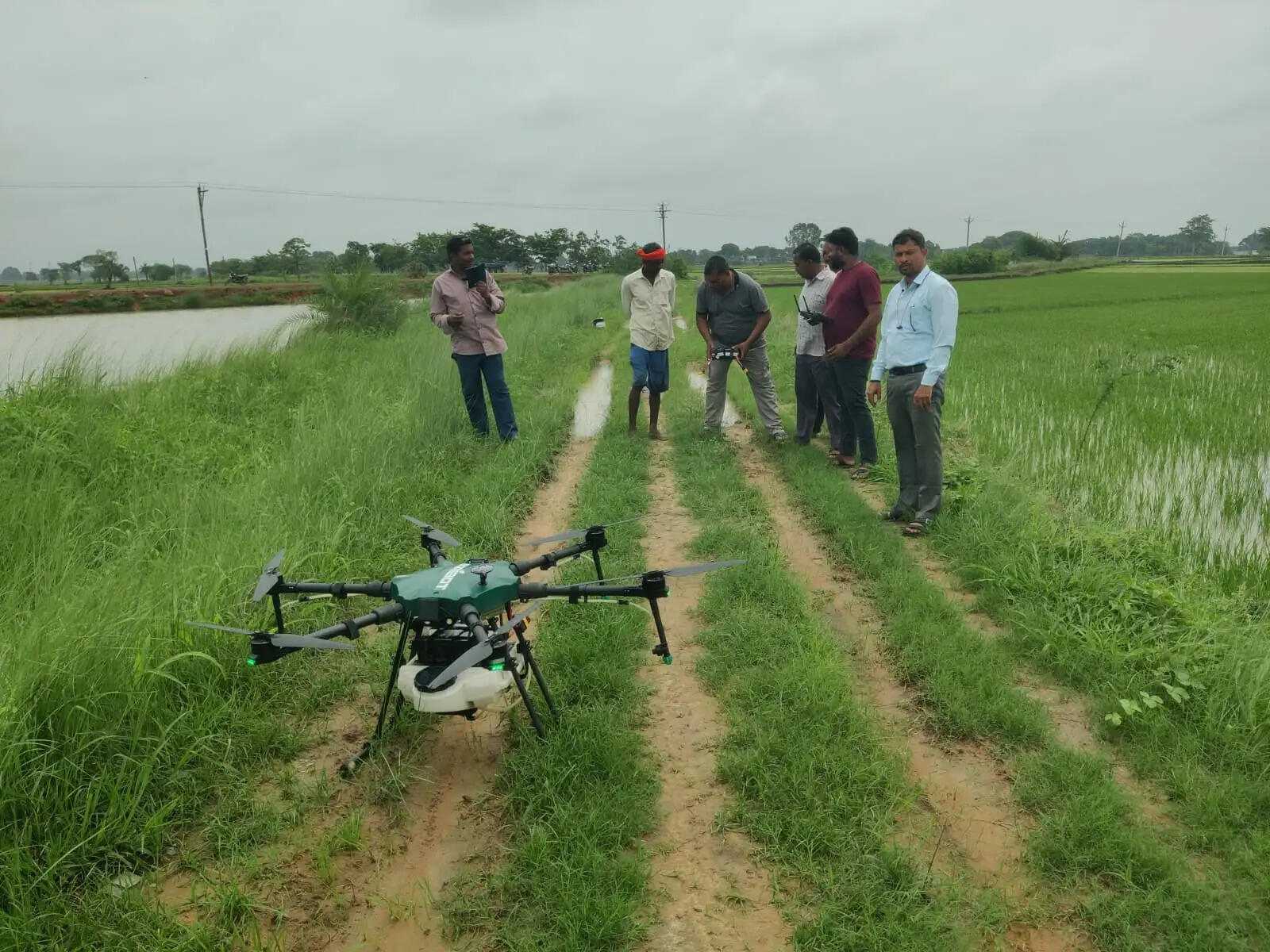 ड्रोन तकनीक से खेतों में दवाइयों का छिड़काव, किसानों ने सराहा आधुनिक प्रयोग