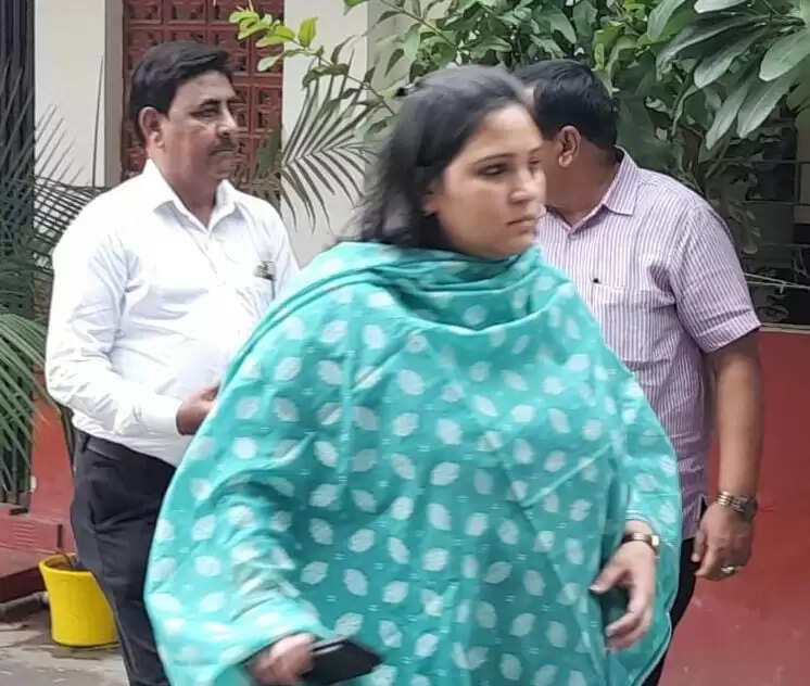 नवागत जिलाधिकारी कृतिका ज्योत्सना ने कोषागार पहुँचकर किया कार्यभार ग्रहण