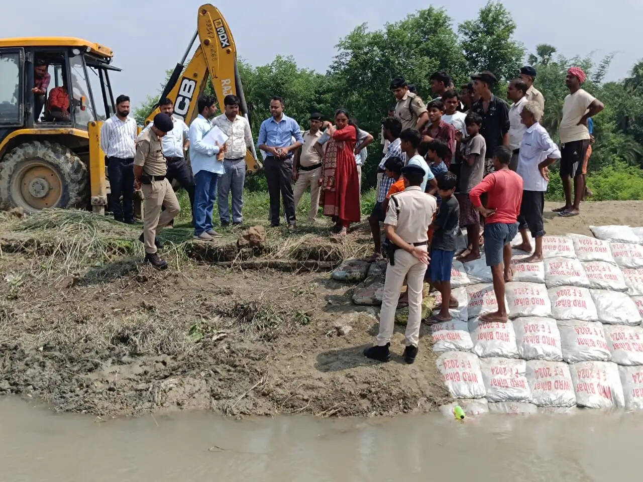 जिलाधिकारी ने इसुआपुर के गेहुआ नदी के कटाव का किया स्थलीय निरीक्षण