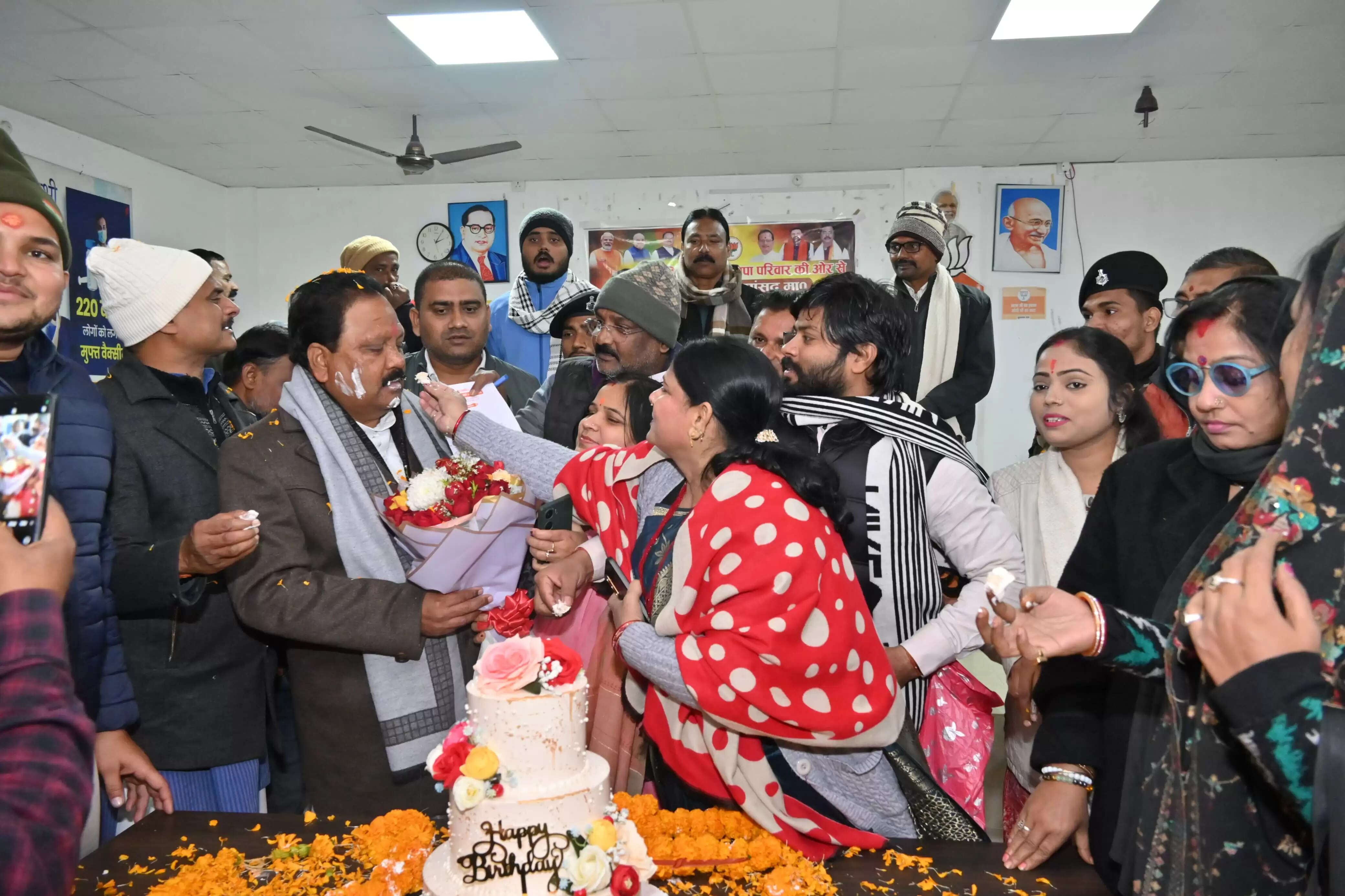 भाजपा कार्यालय में केक काटकर मनाया गया सांसद का जन्मदिन