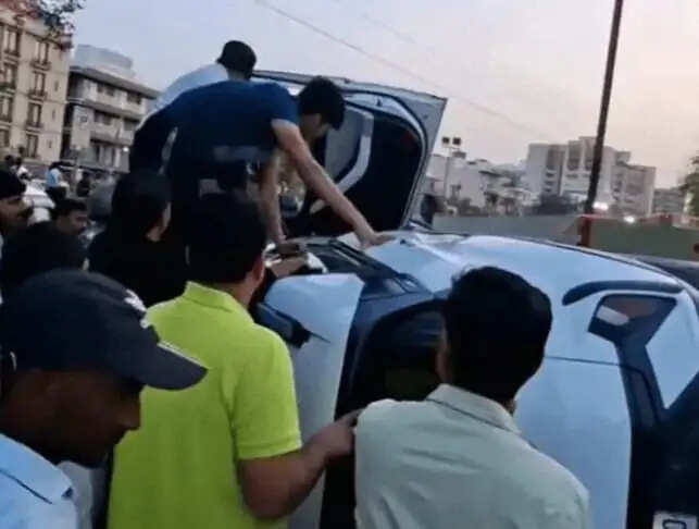 गुरुग्राम: मेट्रो बैरिकेड्स से टकरा कर कार पलटी, बाल-बाल बचा ड्राइवर