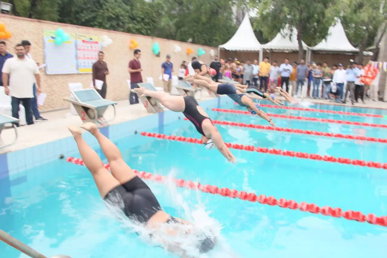 दिल्ली के शिक्षा मंत्री ने स्कूल में नवनिर्मित स्विमिंग पूल का किया उद्घाटन