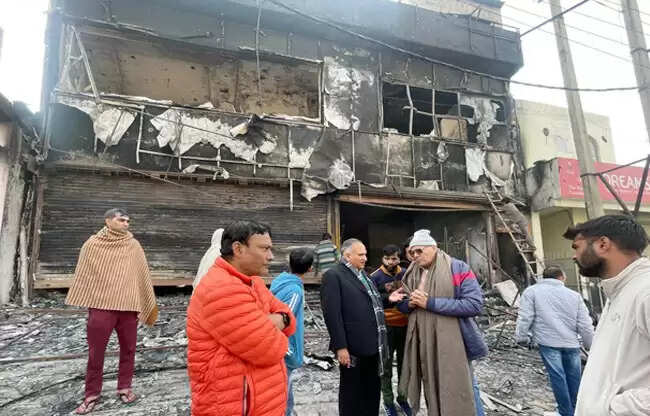 सोनीपत: शॉर्ट सर्किट से फर्नीचर शोरूम में भीषण आग, भारी नुकसान
