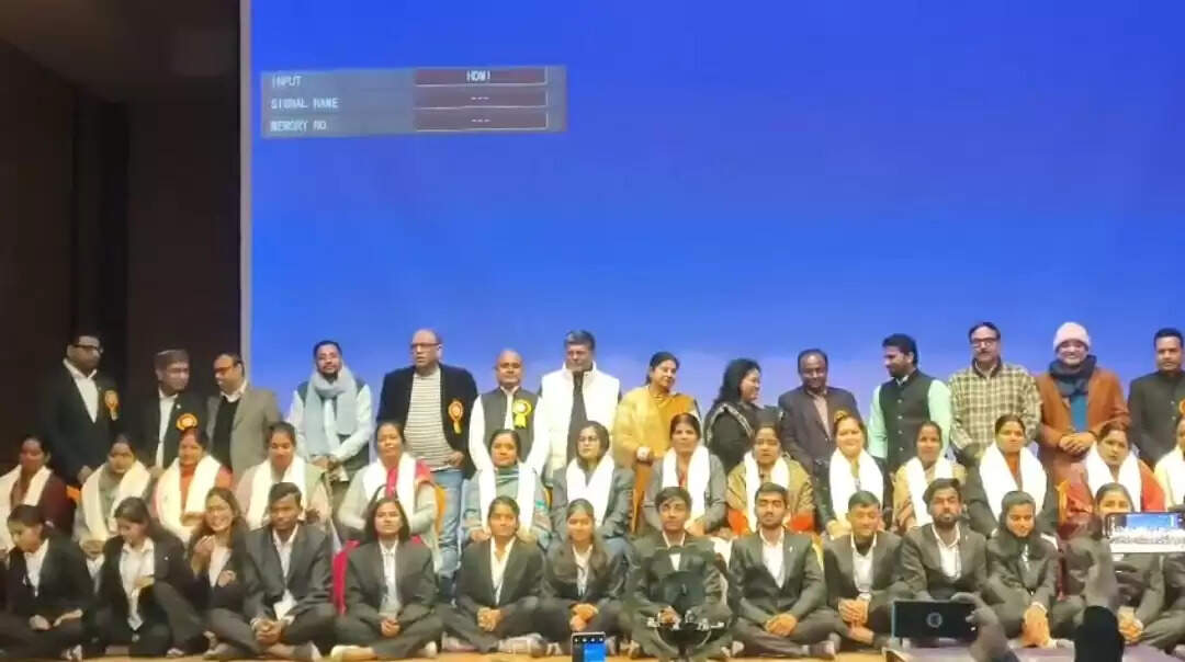 रिबेल संस्थान ने 'मदर्स अवार्ड' से माताओं को किया सम्मानित