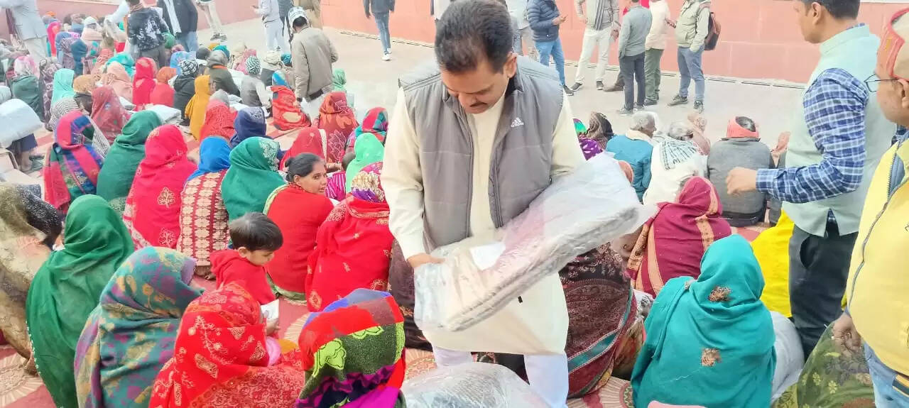 कन्नौज: समाज कल्याण मंत्री ने गरीबों को बांटे कम्बल