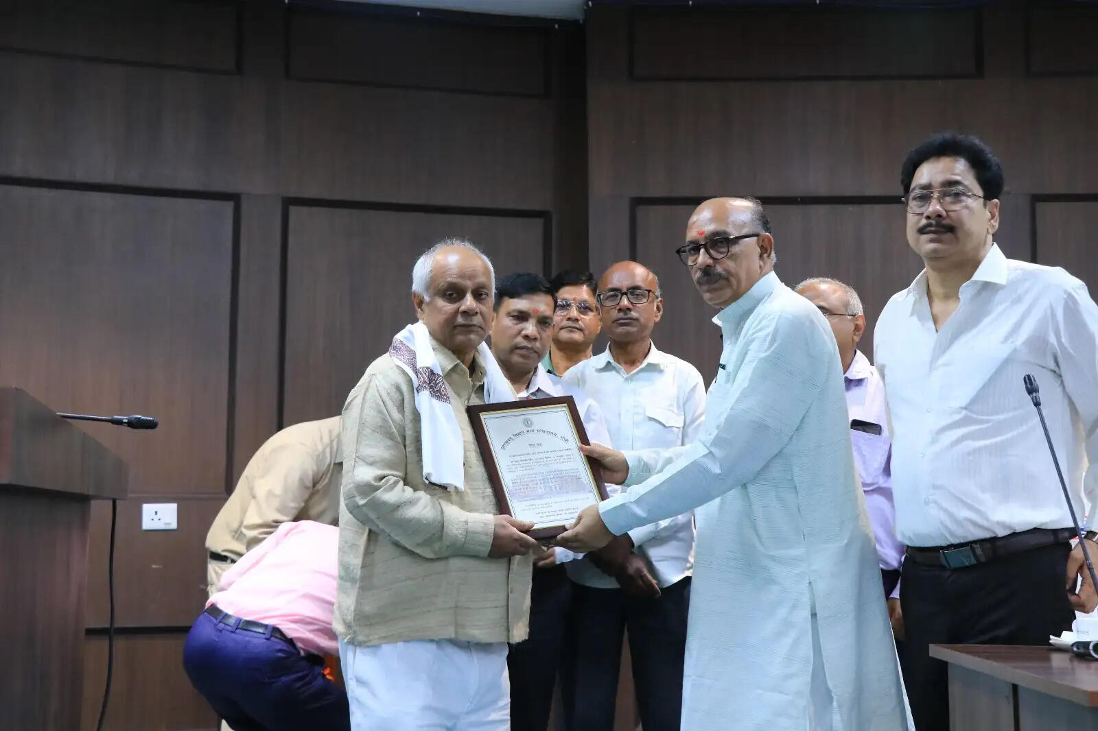 विधानसभा में अवर सचिव के सेवानिवृत्त होने पर दी गई विदाई