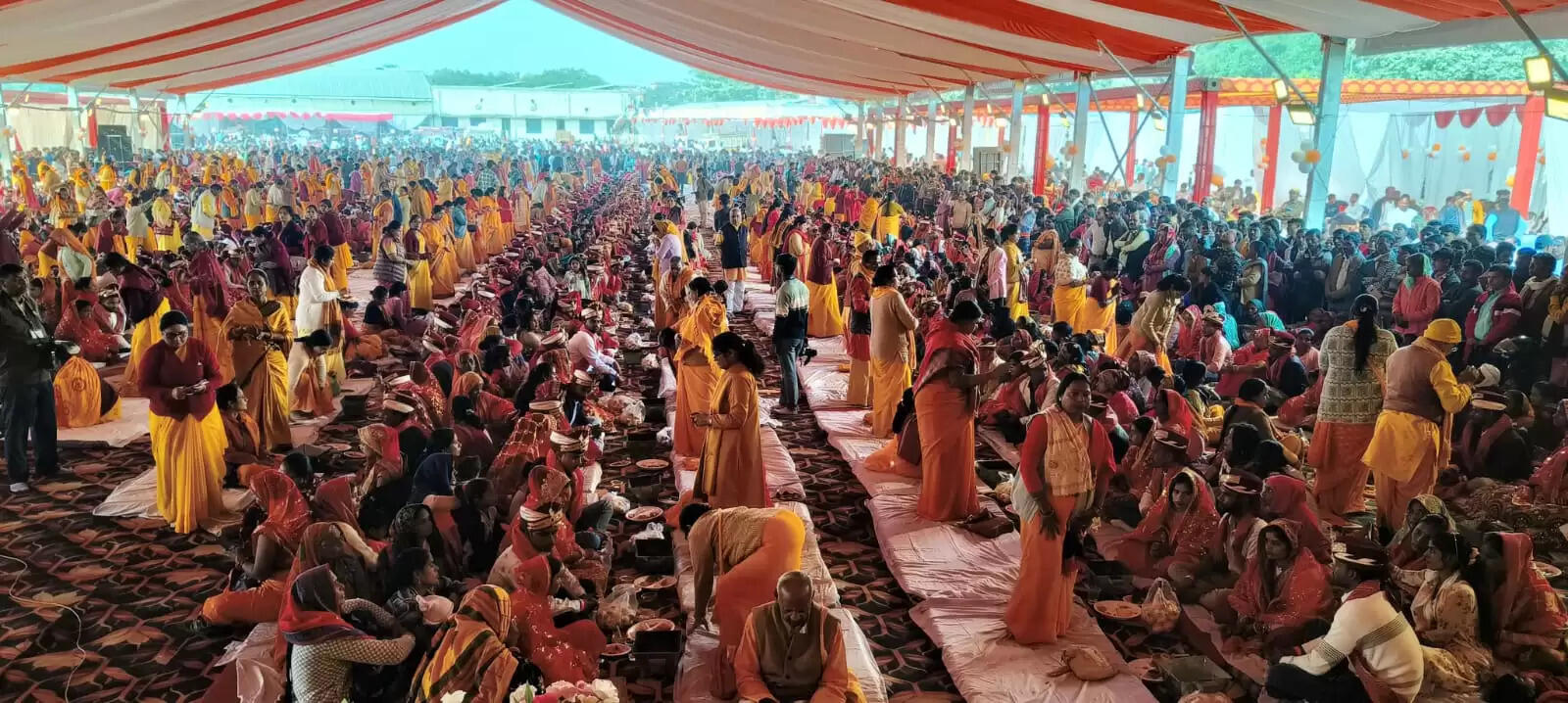 मुख्यमंत्री सामूहिक विवाह योजना में 551 जोड़ों ने थामा एक दूजे का हाथ