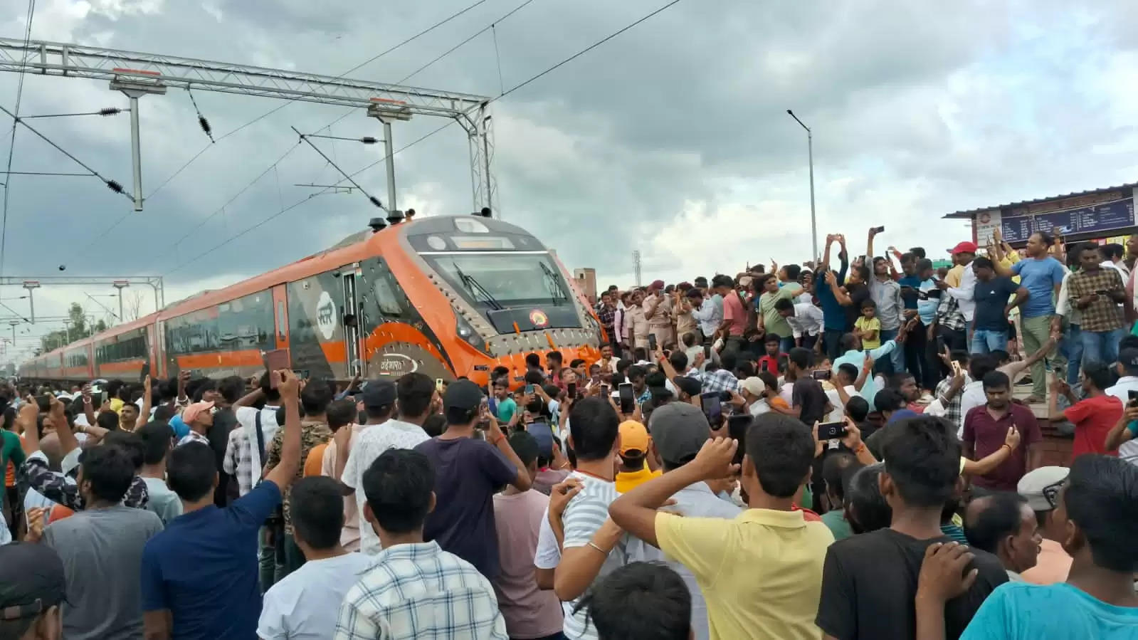 सांसद विवेक ठाकुर ने नवादा से वंदे भारत एक्सप्रेस ट्रेन का लोकार्पण