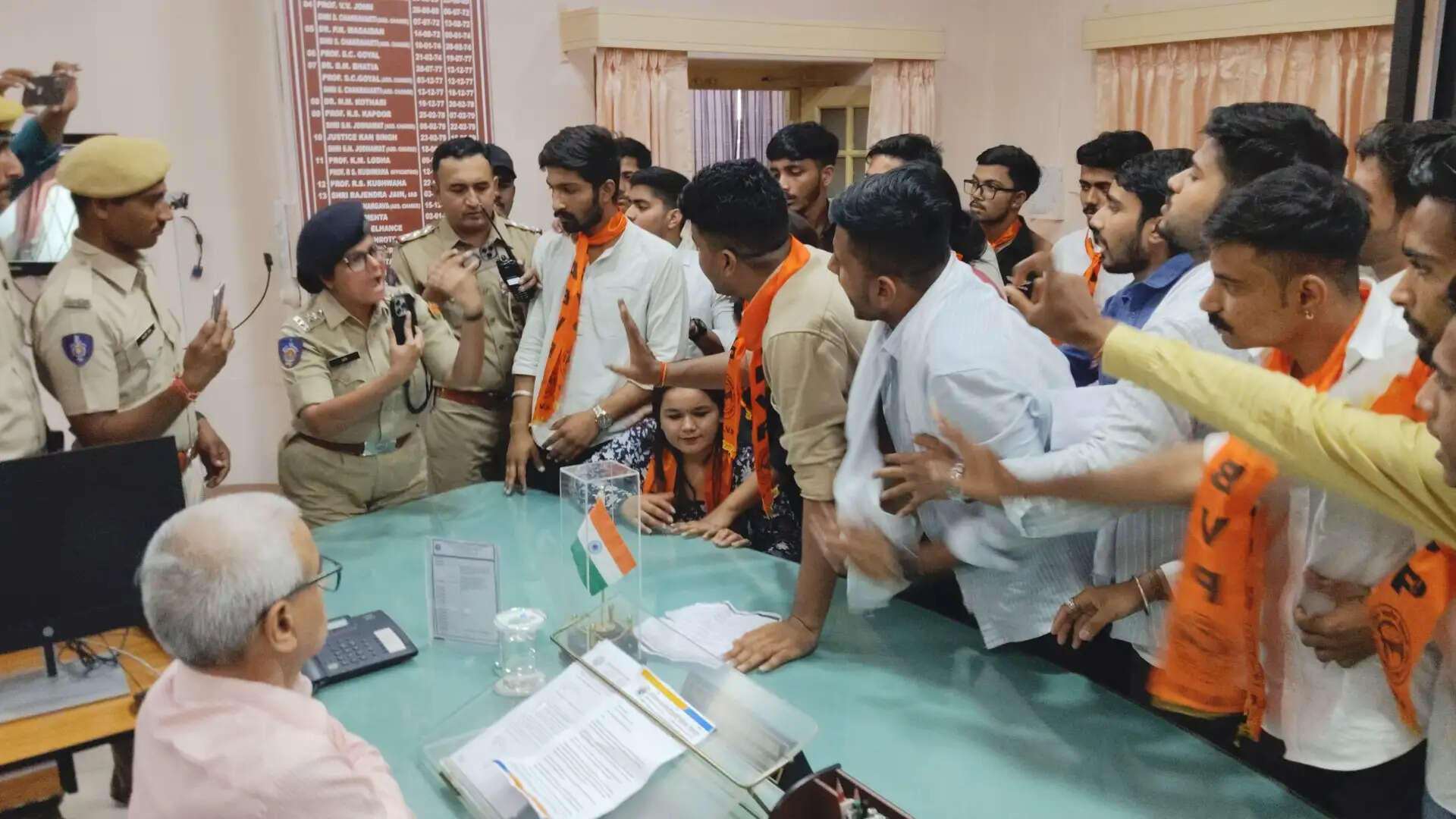 जेएनवी विश्वविद्यालय में एबीवीपी का हंगामा, पुलिस अधिकारियों से नोकझोंक