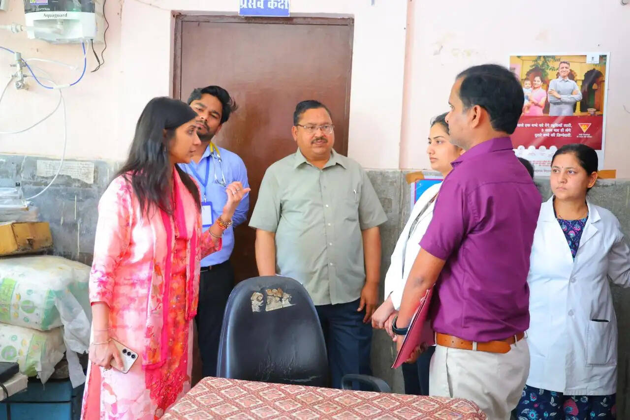 डीएम ने अव्यवस्थाओं पर प्रभारी चिकित्साधिकारी का रोका वेतन