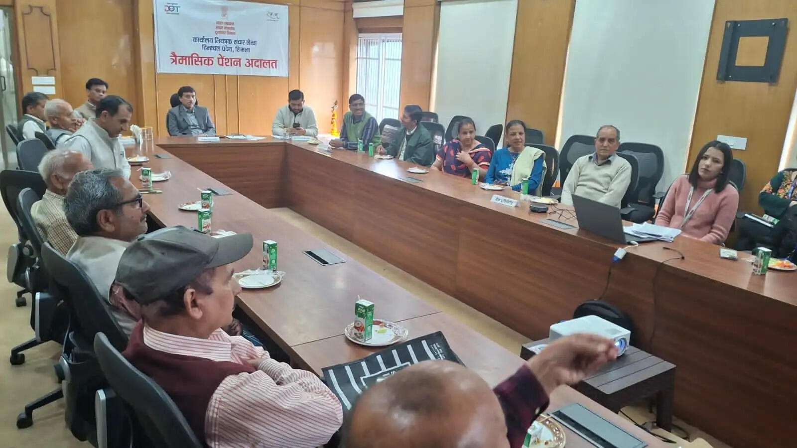 शिमला : साइबर ठगी से बचाव के लिए पेंशनरों को किया जागरूक