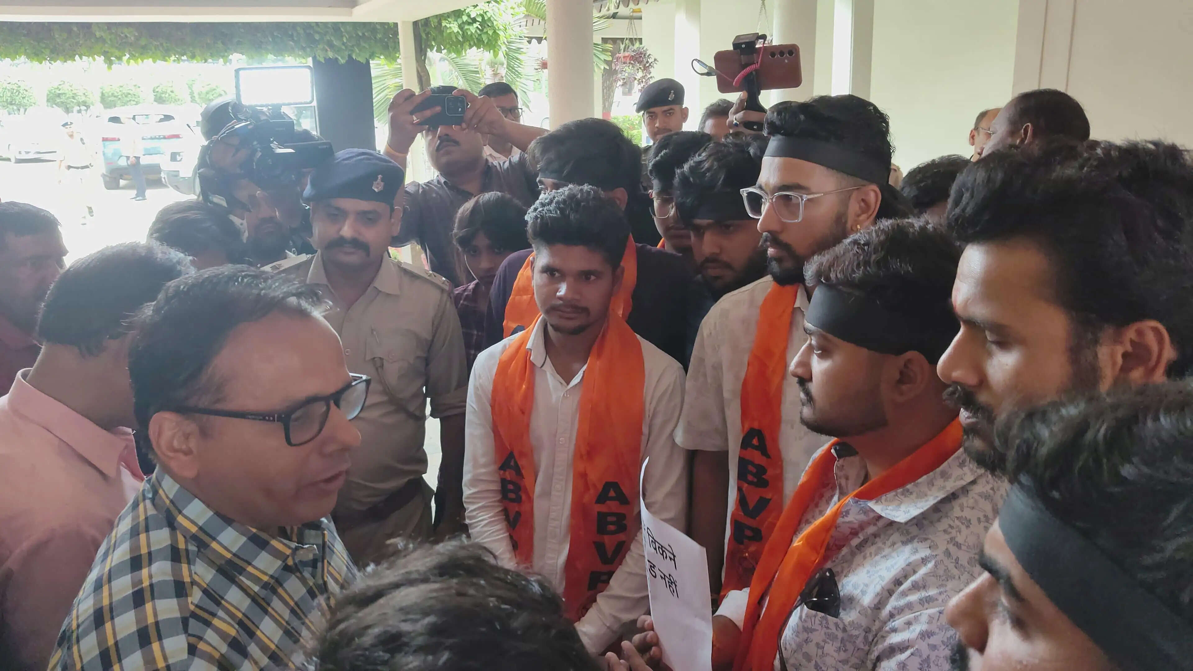 अभाविप ने क्लस्टर सिस्टम रद्द करने की मांग को लेकर उच्च शिक्षा सचिव को सौंपा ज्ञापन