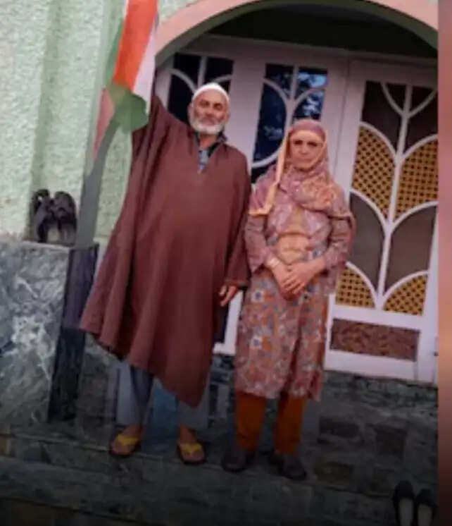 आतंकी संगठन के कमांडर आबिद रमज़ान शेख के माता-पिता ने घर की छत पर लहराया तिरंगा