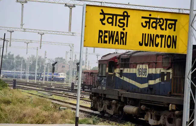 रेवाड़ी रेलवे स्टेशन के सभी प्लेटफार्म पर लगेंगी प्लास्टिक बोतल क्रशिंग मशीनें