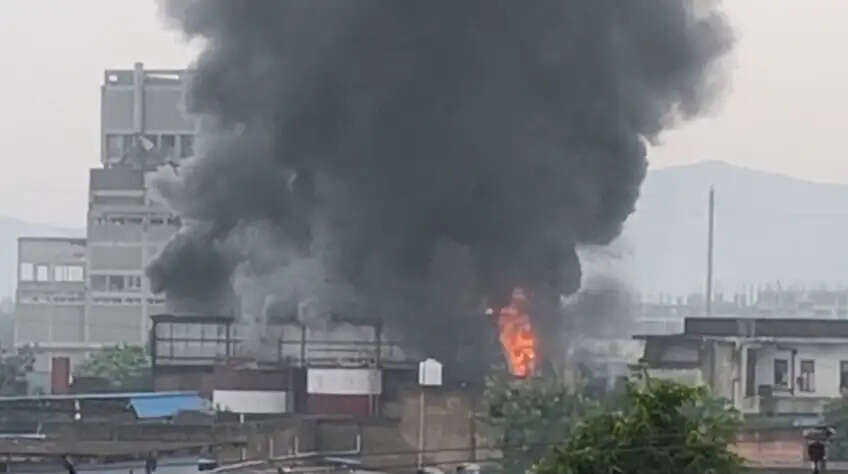 अलवर में तेल पैकिंग फैक्ट्री में लगी भीषण आग, 7 घंटे में 18 दमकलों ने पाया काबू
