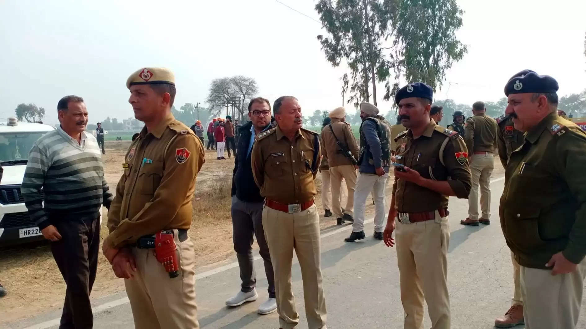 फतेहाबाद-रतिया रोड पर डटे किसान, कड़े सुरक्षा प्रबंधों के चलते बुधवार को रही शांति