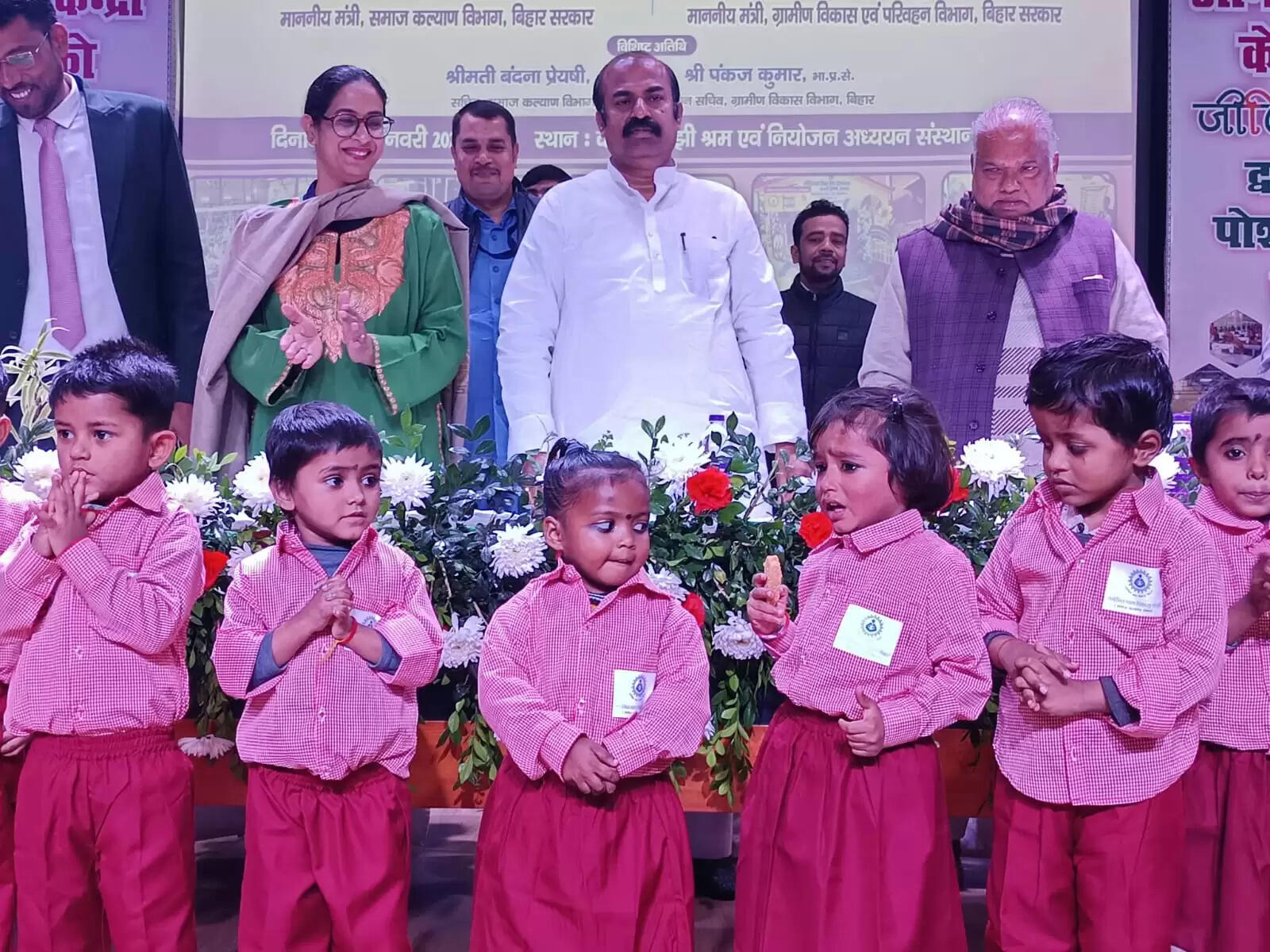 बिहार में आंगनवाड़ी बच्चों को मिली जीविका दीदियों द्वारा निर्मित पोशाक