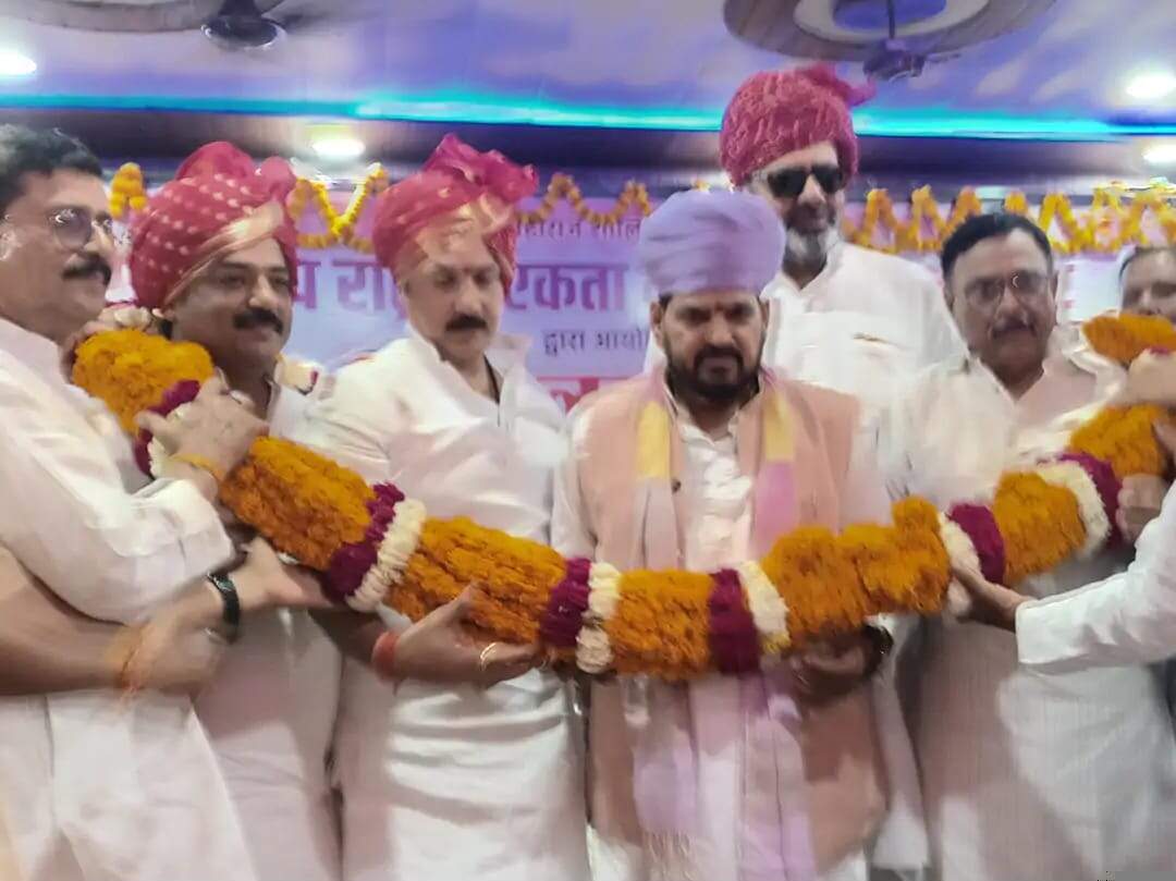 जौनपुर में पूर्व सांसद बृजभूषण शरण सिंह ने फाग गीतों से बांधा समां, युवाओं को दिया इतिहास से जुड़ने का संदेश