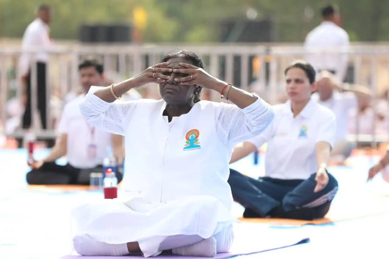 (लीड) योग है स्वस्थ और दीर्घायु जीवन की कुंजी, इसे दिनचर्या का हिस्सा बनाएं : राष्ट्रपति द्रौपदी मुर्मू