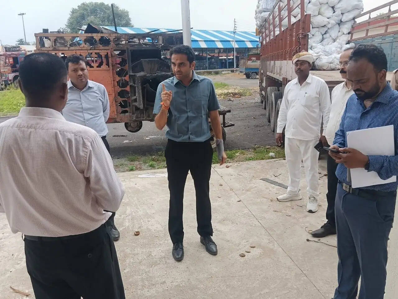 देवरिया : एक सप्ताह में अधूरे कार्य पूरे करने के निर्देश, लापरवाही पर वेतन रोकने की चेतावनी : जिलाधिकारी