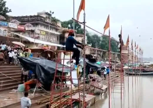 वाराणसी में गंगा के बढ़ते जलस्तर के कारण आरती के स्थान प्रभावित, अस्सी घाट पर स्थान बदला