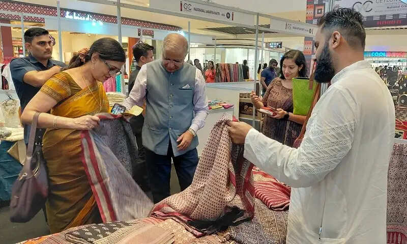 मप्र के शिल्पकार मोहम्मद खत्री ने श्रीलंका में किया बाग प्रिंट का प्रदर्शन, भारतीय उच्चायुक्त ने सराही कला