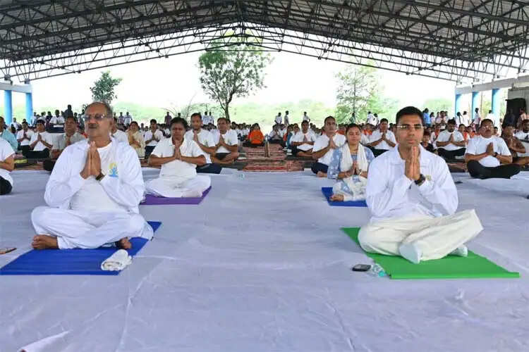 अंतर्राष्ट्रीय योग दिवस : योग शारीरिक और मानसिक स्वास्थ्य का सशक्त माध्यम : सांसद बृजमोहन अग्रवाल
