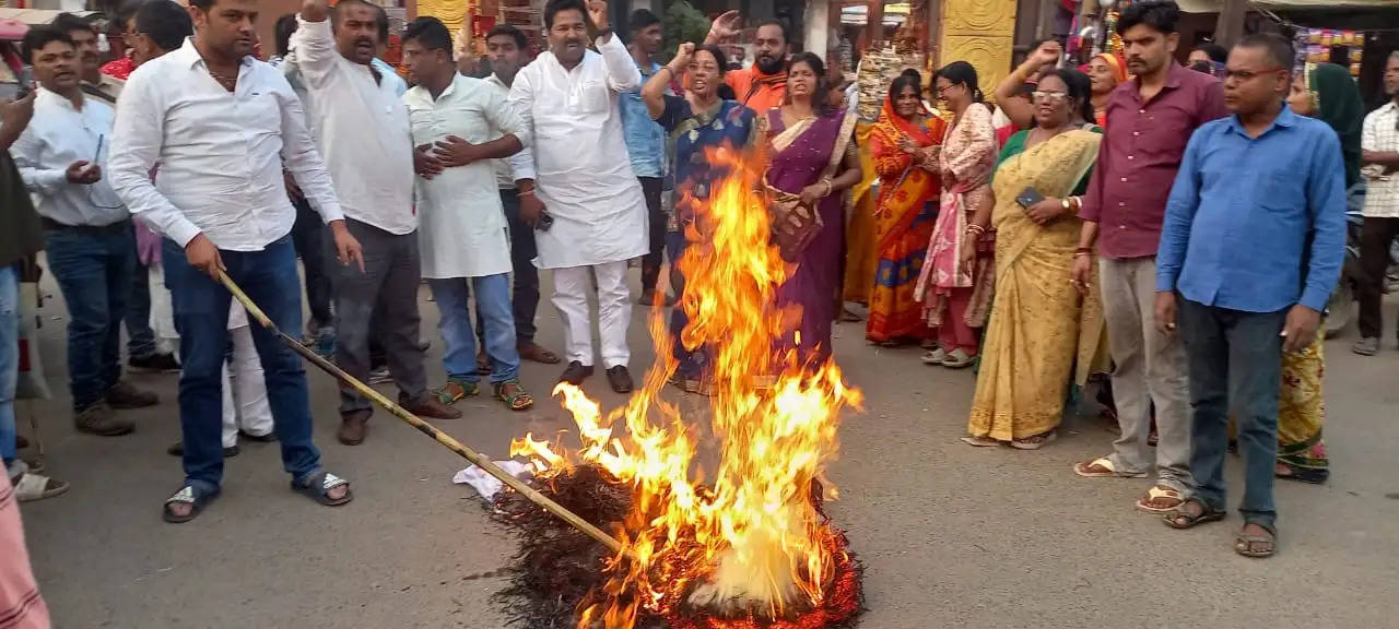 महिलाओ कें विरुद्ध अपमानजनक टिप्पणी के कारण भाजपा महिला मोर्चा ने मुख्यमंत्री का पुतला दहन किया