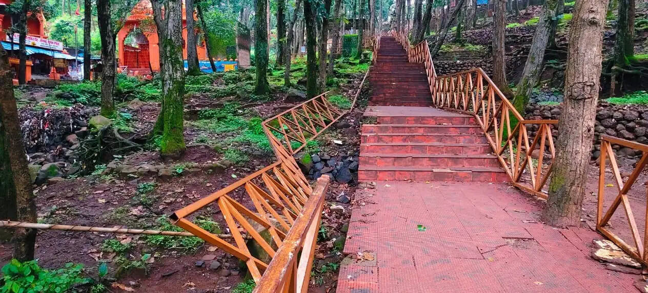 सावन में अमरकंटक के सोनमुड़ा की बदहाली बनी चिंता, टूटी रेलिंग और उखड़ी टाइल्स से बढ़ा हादसे का खतरा