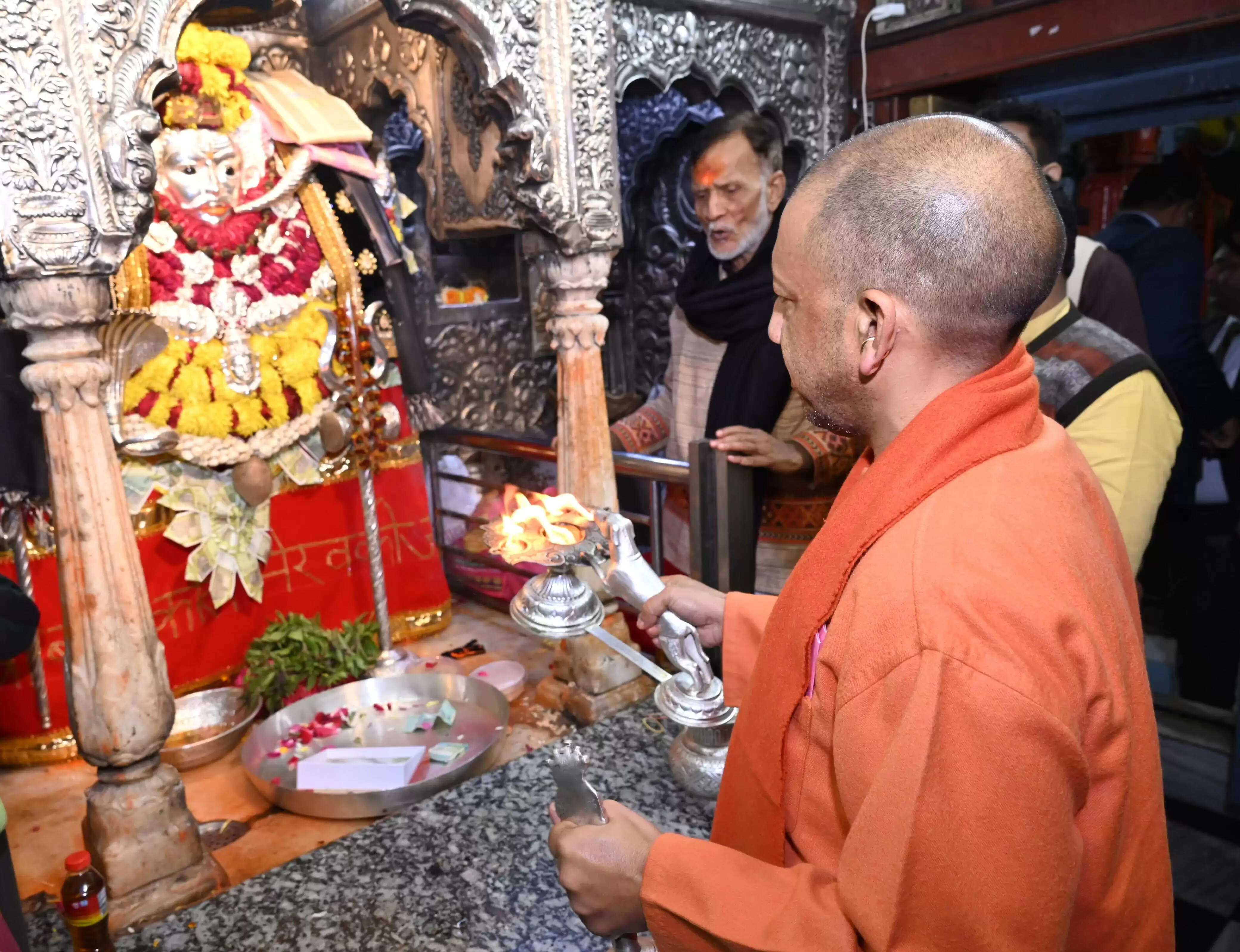 मुख्यमंत्री ने वाराणसी में ठंड में ठिठुरते गरीबों, असहायों का हाल जाना, बांटा कंबल एवं भोजन