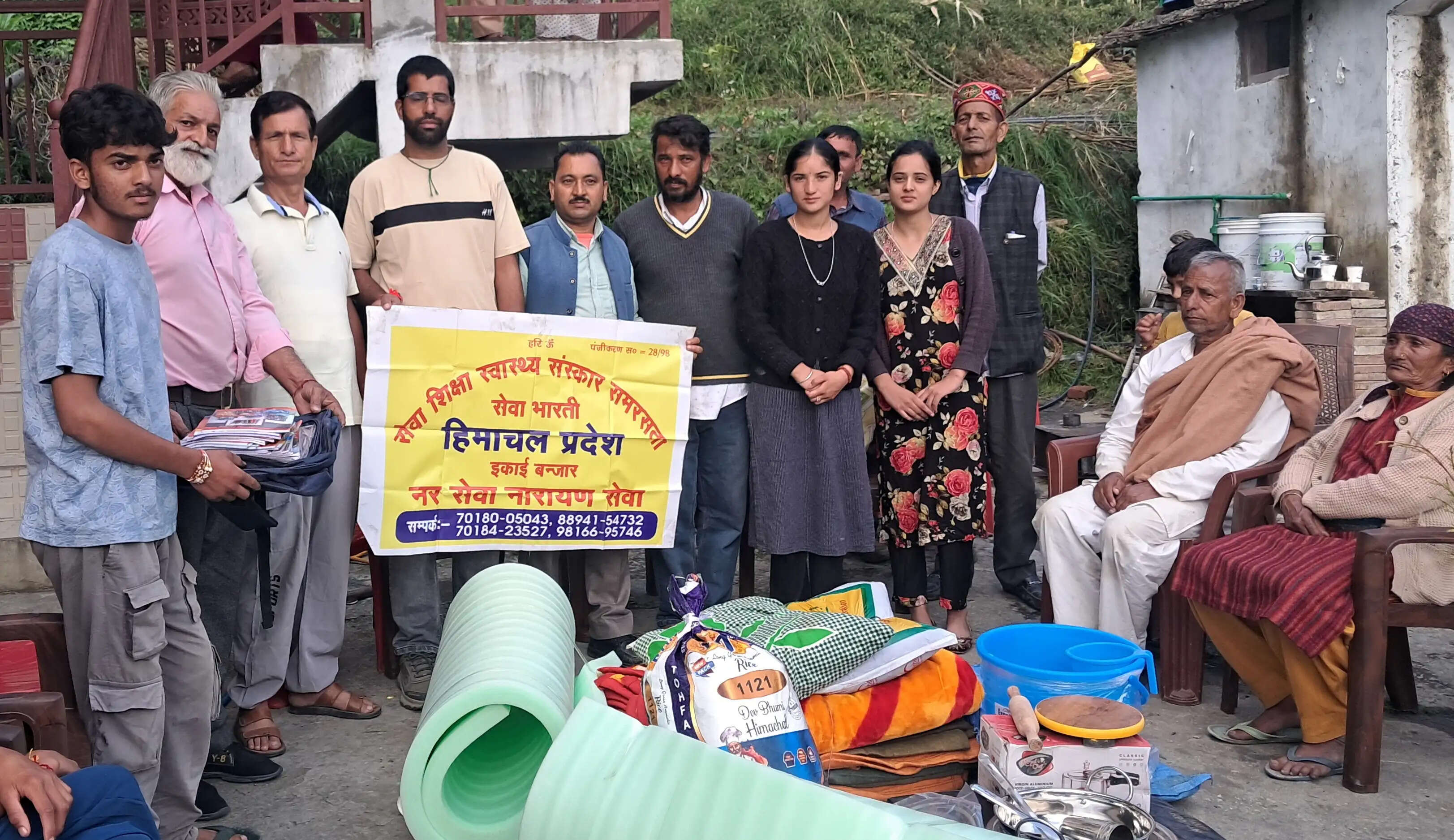 धमसेहड़ अग्निकांड प्रभावित परिवारों को सेवा भारती ने वितरित की राहत सामग्री