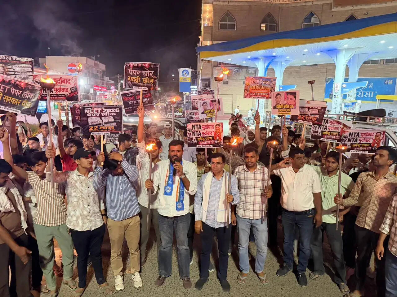 नीट पेपर लीक के विरोध में एनएसयूआई का&nbsp;मशाल जुलूस