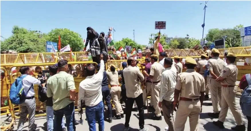 अजमेर भाजपा महिला मोर्चा ने सांसदों के चित्र वाले पुतले को जूते—चप्पलों से पीट कर जलाया