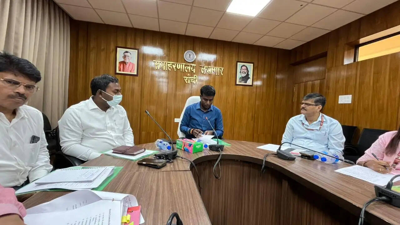उपायुक्त ने 169 लैम्पसों को कंप्यूटर उपलब्ध कराने का दिया निर्देश