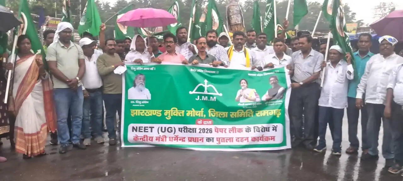 झामुमो ने फूंका केंद्रीय मंत्री का पुतला