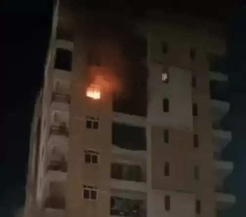 दस  मंजिला अपार्टमेंट में लगी भीषण आग में फंसे छह लाेग
