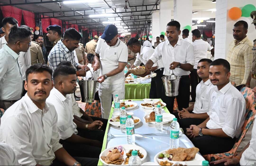 बलिया में अधिकारियों ने परोसा ट्रेनी सिपाहियों को पारम्परिक 'बड़ा खाना'