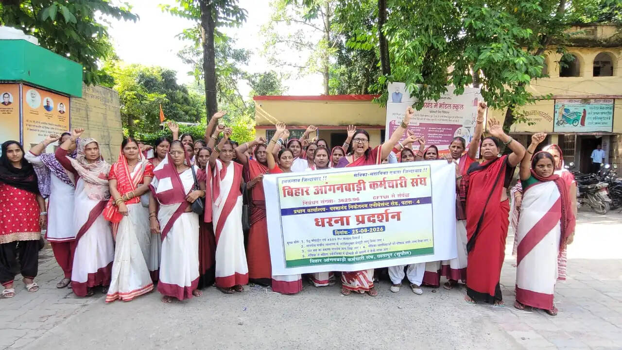 विभिन्न मांगों को लेकर सेविका-सहायिकाओं ने किया धरना-प्रदर्शन