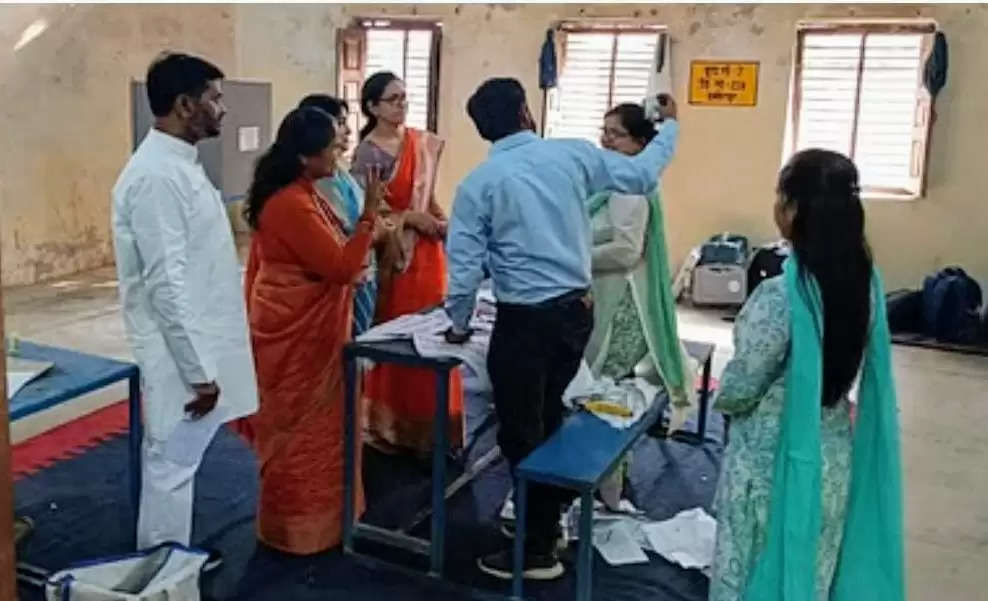 बूथ पर पोलिंग कर्मी ने केन्द्रीय मंत्री के साथ ली सेल्फी वायरल, डीएम ने दिए जांच के आदेश