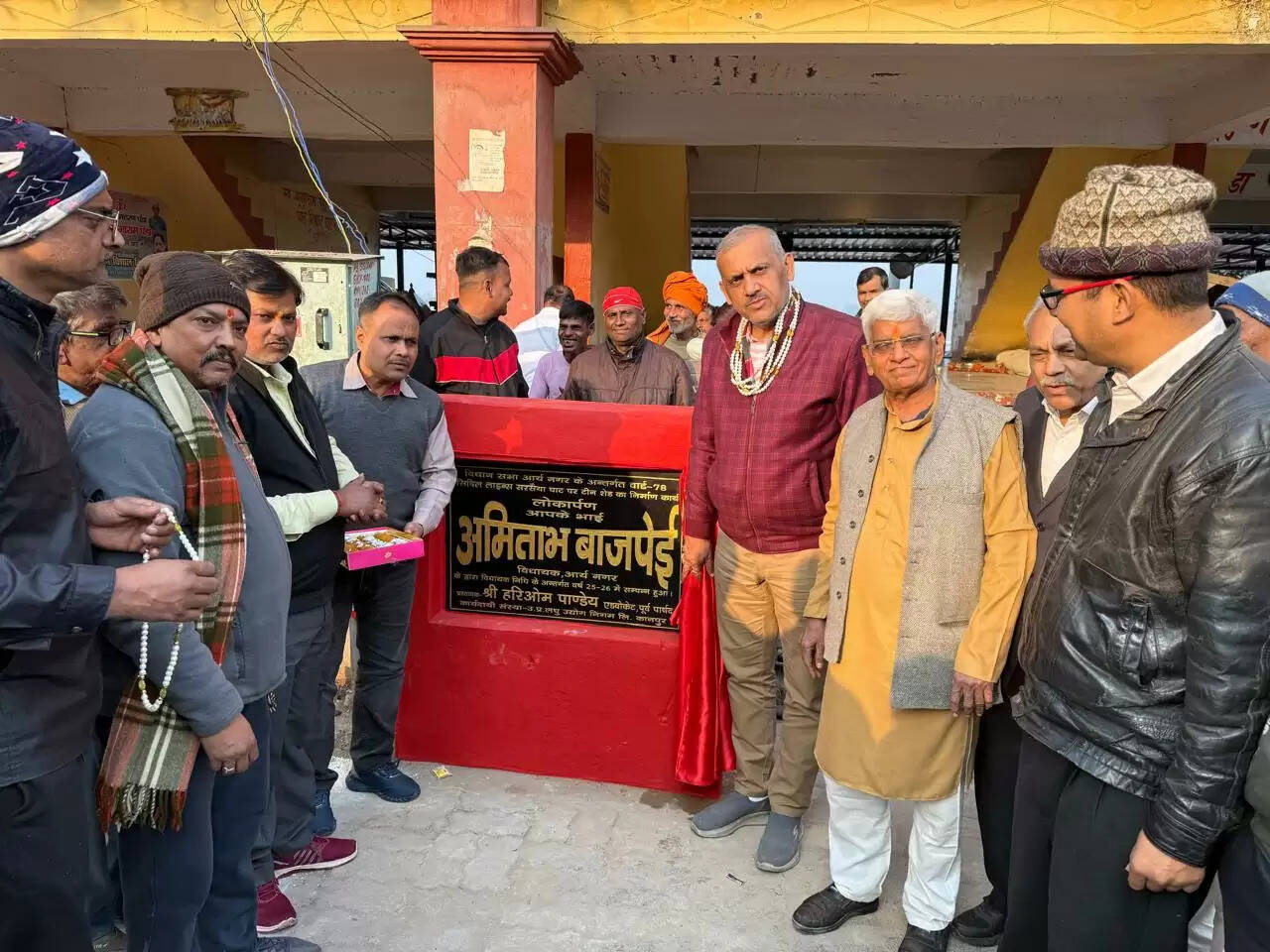 सरसैया घाट पर श्रद्धालुओं के लिए टीन शेड का विधायक ने किया लोकार्पण