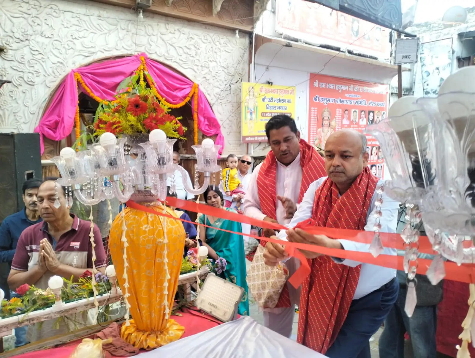 हनुमान शोभायात्रा में उमड़े श्रद्धालु, पुष्पवर्षा से जोरदार स्वागत