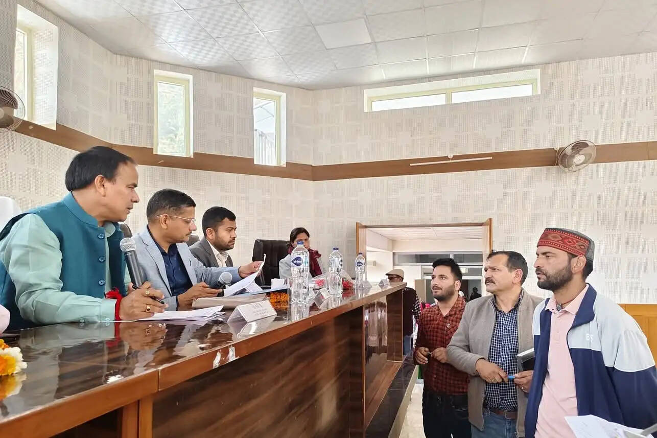 शिक्षा मंत्री ने सुदूर राठ क्षेत्र के पाबाै में सुनी जन समस्याएं